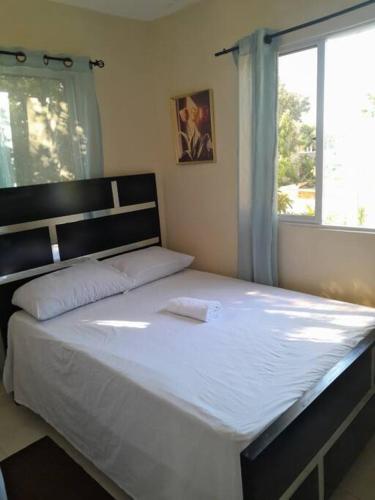 La UreñaSDQ Apartamento Marbella 1-2的卧室配有一张大白色床和窗户