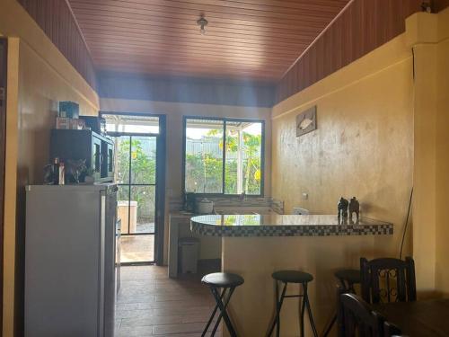 利比里亚Casa Sendero的厨房配有柜台和一些凳子