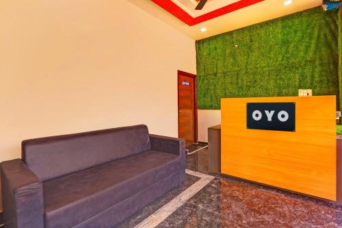 海得拉巴Super OYO Flagship RBS Classic Stay Boduppal的带沙发和电视的客厅