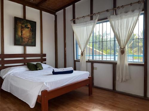 索里托斯Sand Castle Ocean Suites的一间卧室设有一张床和一个大窗户