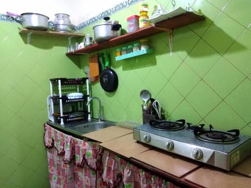 坦坦Aziz House 2的厨房柜台配有炉灶和水槽