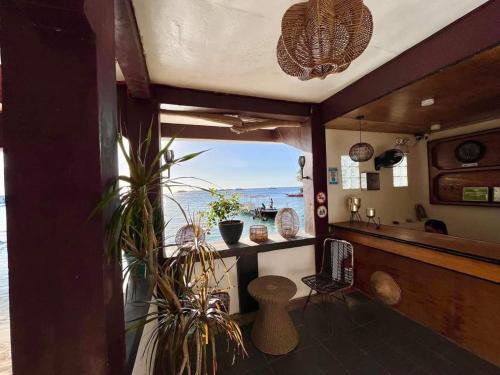 马拉帕斯加Seaside Hostel Malapascua的一间厨房,里面配有桌子和一些植物