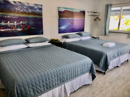 叶盘Island Hopper的配有两张床的酒店客房中的两张床