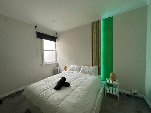 悉尼Dynamic 2 Bedroom home close to city buzz Darling St 2 E-Bikes Included的一间卧室,配有一张床上黑鞋的床
