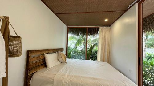 罗夷OLIVE Camping的一间卧室设有一张床和一个大窗户