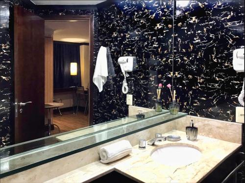 圣保罗Flat na Paulista no Hotel Transamerica Particular的一间带水槽和大镜子的浴室