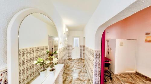 La Guancha多米尼加之家公寓的走廊设有拱门和瓷砖墙