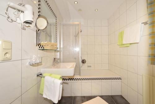 圣安东阿尔贝格盖尔尼维托里亚酒店的白色的浴室设有水槽和淋浴。