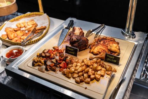 新山新山凯贝丽酒店式服务公寓的餐桌上的自助餐,包括不同种类的食物