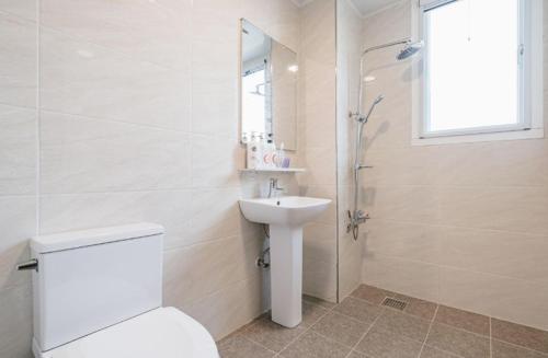 西归浦市Jin Motel的浴室配有卫生间、盥洗盆和淋浴。