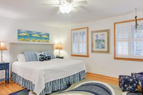奥克拉科克Courtyard Villas on Silver Lake的一间卧室设有一张床和两个窗户。