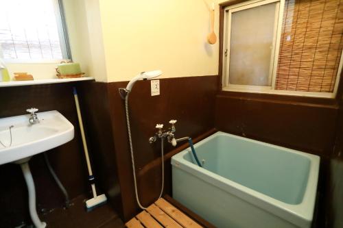 棚田ハウス的带浴缸和盥洗盆的浴室