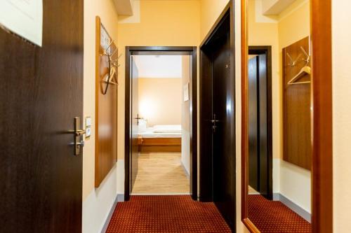 维尔茨堡奥尔特克拉能酒店的走廊上设有通往浴室的门