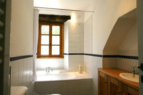 索里科Villa Rustica的带浴缸、水槽和窗户的浴室