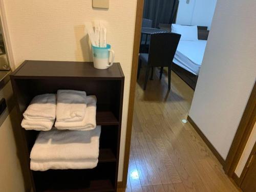 筑紫野市AO Dazaifu / Vacation STAY 61720的浴室设有毛巾和镜子架