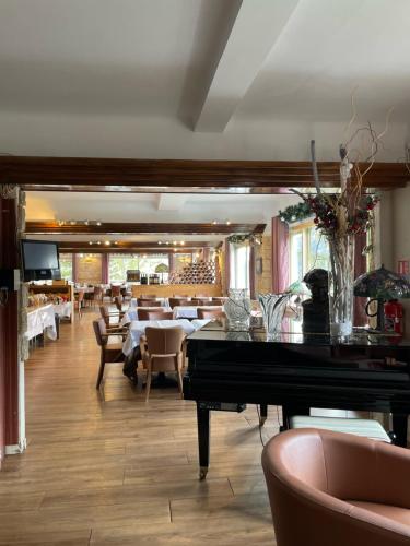 欧龙查特拉酒店的一间位于房间中间的钢琴餐厅