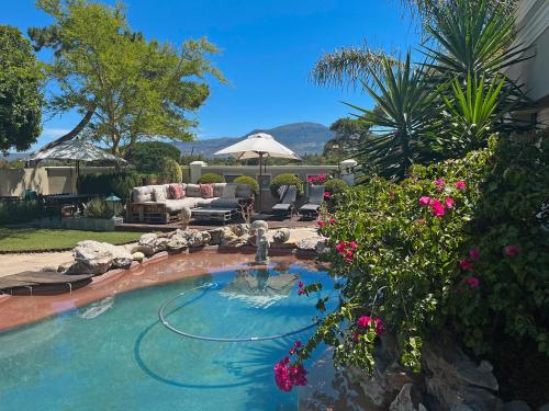 开普敦Kaya La Provence的庭院中一个带喷泉的游泳池