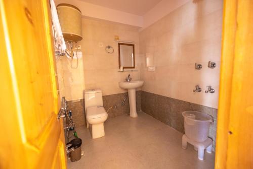 马拉里Adventure Valley的一间带卫生间和水槽的浴室