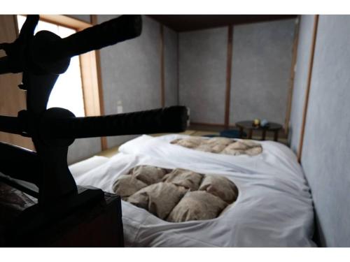 汤泽町YAKATA - Vacation STAY 58660v的一张位于房间的床,上面有两张床垫