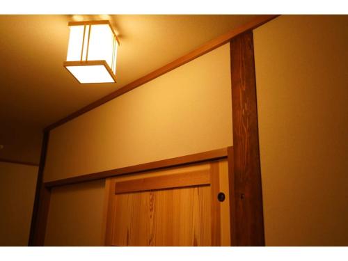 汤泽町YAKATA - Vacation STAY 58651v的木门,在上面有灯的房间
