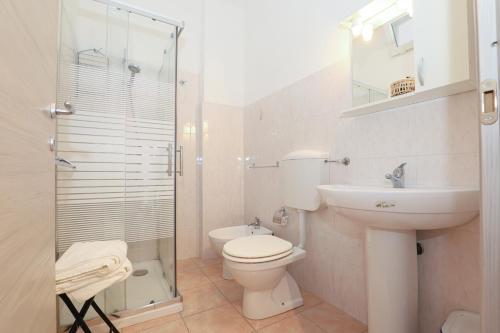 热那亚SAN MARTINO HOUSE的浴室配有卫生间、盥洗盆和淋浴。