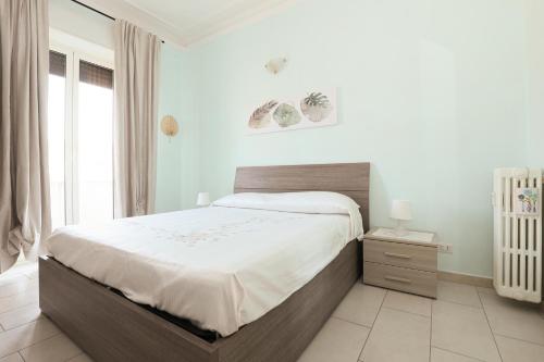 热那亚SAN MARTINO HOUSE的一间卧室设有一张大床和一个窗户。