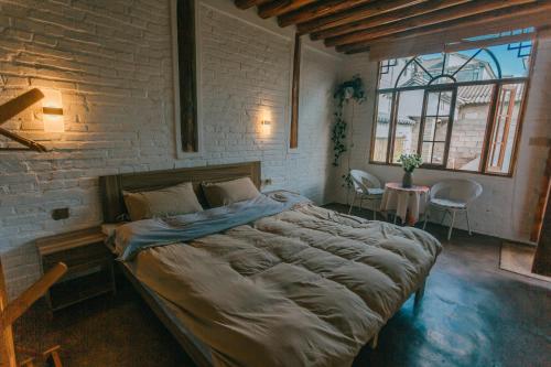 大理暮催小院的砖墙客房内的一张大床