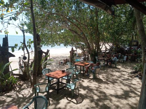 甲米镇Bangkaew Camping place bangalow的海滩上的一组桌椅