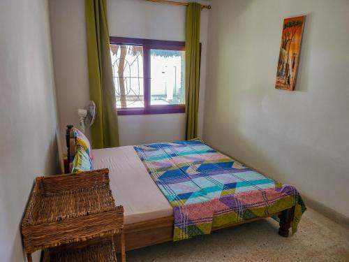 吉汶瓦Villa NOAH BEACH ZANZIBAR的一间小卧室,配有床和窗户