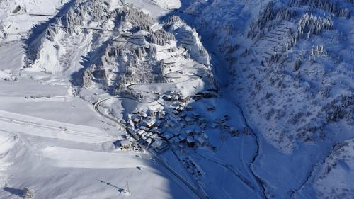 施图本阿尔贝格Arlberg Stuben - das kleine, feine Hotel的享有雪覆盖的山脉的空中景致