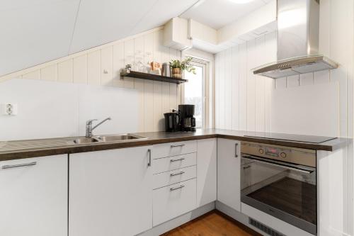 康斯博3 Bedroom Appartment Close To The Technologypark and University的白色的厨房设有水槽和炉灶。