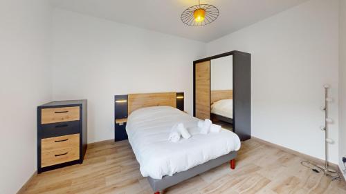 伊尔基希-格拉芬斯塔登Le Duplex Forêt Noire的一间卧室配有一张床和一面大镜子