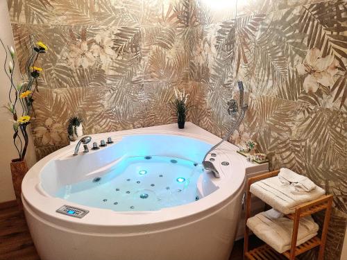 奥佩拉B&B Italo House的浴室设有浴缸,配有热带壁纸