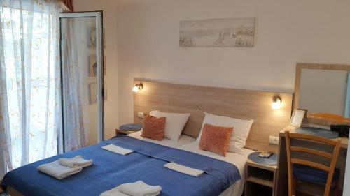 贝西奇Guesthouse Tri Palme的一间卧室配有一张带蓝色毯子的大床