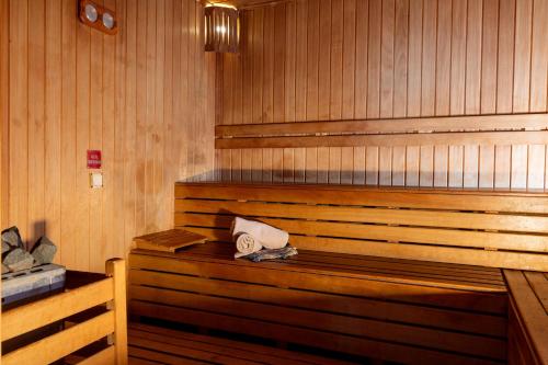 萨姆松阿尼蒙萨姆松酒店的木制长凳上的带毛巾的桑拿浴室