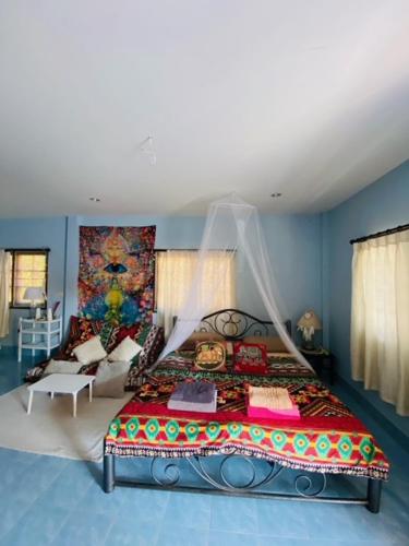 普吉镇Shaman's apartment at Ya Nui beach的一间卧室配有一张床和一张沙发