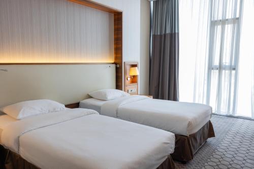 萨姆松阿尼蒙萨姆松酒店的酒店客房设有两张床和窗户。
