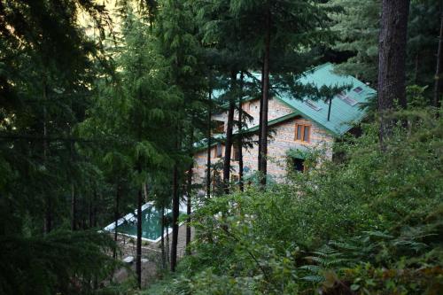 本贾尔Kudrat - A Boutique Homestay- Tirthan Valley的森林中的房子