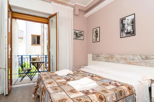 索伦托奥斯坦乐岁妮酒店的一间卧室设有两张床和大窗户