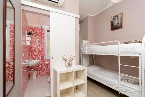 索伦托奥斯坦乐岁妮酒店的一间小房间,配有双层床和一间浴室