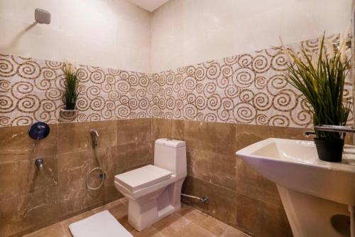 海得拉巴Rainbow Tower Hotel Airport Road的一间带卫生间和水槽的浴室