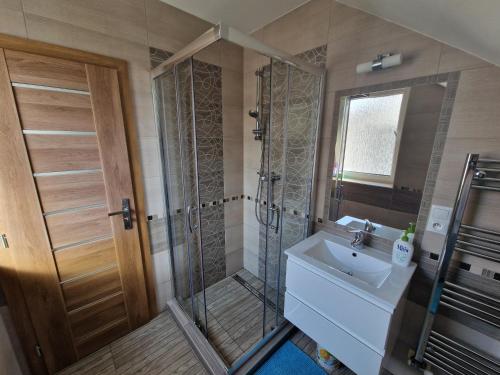 斯祖贝莱克Apartmán Art的带淋浴和盥洗盆的浴室