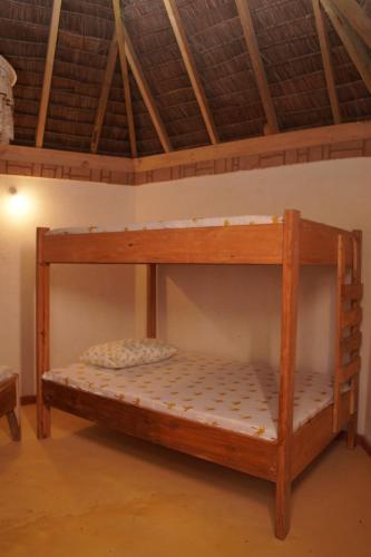 姆特瓦拉AFLII Beach Club ( Zanzibar Beach )的天花板客房内的双层床