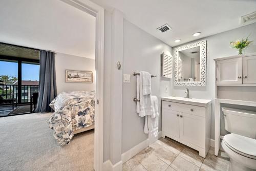 萨尼贝尔Loggerhead Cay #324的浴室设有床、卫生间和水槽。