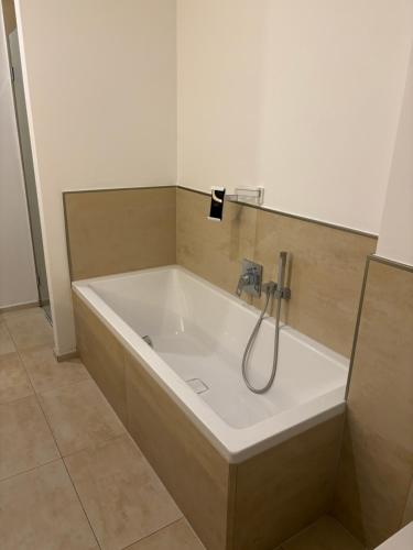 汉堡Luxusapartment Hamburg Hafencity的浴室设有浴缸和淋浴。
