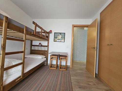 Sant PereAltissim Tarter - Inclès - Ransol的一间卧室配有两张双层床和一张书桌