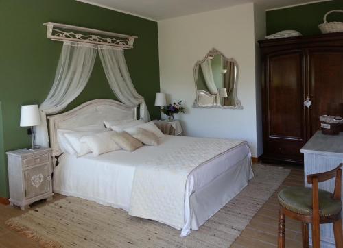 Pellio SuperioreVilla San Giorgio的卧室配有白色的床和绿色的墙壁
