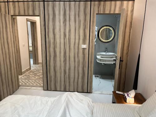 开罗Saif CityStars Milsa的浴室设有床、水槽和镜子