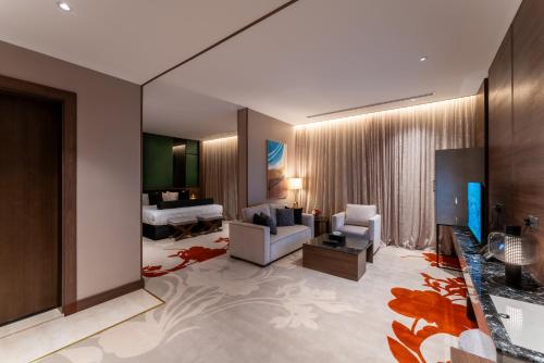 泰布克Lilac Park Hotel的带沙发的客厅和卧室