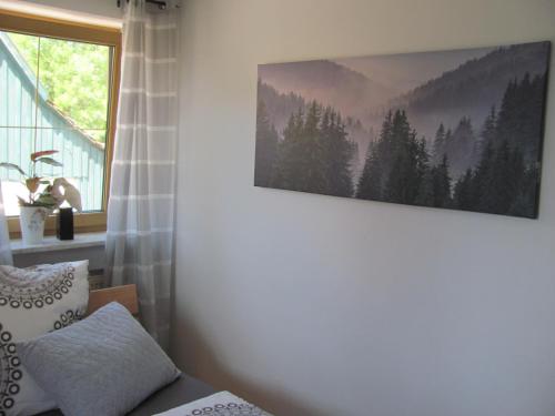 Trunkelsberg#5 Sonniges helles komf Einzelzimmer mit WG Bad W-Lan frei Airport nah gelegen的卧室墙上挂着照片
